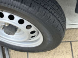 タイヤ残り溝もバッチリ!溝が少ないとスリップしたりブレーキ時の制動距離が長くなってしまいます。交換までまだまだ余裕があるのは経済的にも助かります。