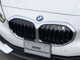 左右のキドニー・グリルの中心にはBMWのエンブレムが鎮座し、個性を放つデザイン性を兼ね備えました。