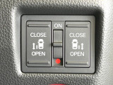 【両側パワースライドドア】スマートキーや運転席のスイッチで後席両側スライドドアの開閉が可能♪電動だから力を入れてドアを開ける必要が無く、小さなお子様でも簡単に開け閉めでき快適です♪