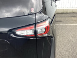 特徴的なデザインで後方からの確認しやすいリアコンビネーションランプ