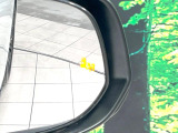 【ブラインドスポットモニター】走行中、ドアミラーの死角になりやすい箇所に後続車が接近するとサイドミラーのレンズに警告を表示!ドライバーに注意喚起をしてくれます。