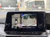 車を空から見たような映像が映る、アラウンドビューモニターで車両周辺の安全確認も一目でできます!小さなお子様や障害物も確認できるので、運転のし易さだけではなく事故防止にも役立ちます♪