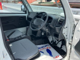ゆとりをもって運転できる広くて快適な室内。広々ドアの開閉部で乗り降りもラクラク!さらに消毒済みなので安心ですよ!