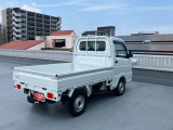 左斜め後ろからの特徴的なフォルム。豊富なロープフックにより、積荷に合わせて多彩なロープがけができます。