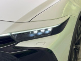 【LEDヘッドライト】悪天候や夜間走行時も良好な視界を確保し安心して運転できる高輝度LEDヘッドライトを装備!点灯速度が早く、消費電力も抑えられています。
