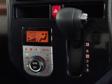 車内を快適に、オートエアコンを装備しています。