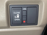 左側電動スライドドアは運転席からでも操作ができるように、ハンドル付近に開閉の操作スイッチが付いています。