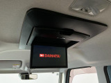 【後席モニター】TVやDVDの映像など、後席に搭乗される方もお楽しみいただける人気装備!小さなお子様もドライブに退屈しません♪