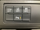 運転席脇のクラスタースイッチ部分にはパーキングセンサー、その他走行系スイッチを集中配置しております。