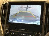 リバースギアに入れるだけで後方の表示へ切り替わります。夜間や雨の日の駐車も楽になりますよ。