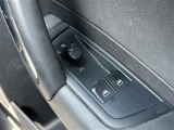 【電動格納ミラー】ドライバーの目線に合わせ、ミラーの上下左右調整が可能です。