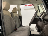 広い足元に肘掛けもついたゆったり座れるシートです。運転席と助手席の間が空いているため、助手席側への移動がスムーズです。交通量の多い道でも、助手席側から乗り降りができます。