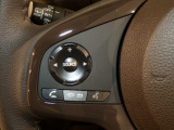 【ステアリングリモコン】ステアリングにオーディオ調節可能なスイッチが装備されていますので運転中でも視線をそらさずにオーディオの調節が可能です!