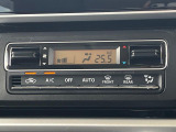 【オートエアコン】一度お好みの温度に設定すれば、車内の温度を検知し風量や温度を自動で調整。暑い&hellip;寒い&hellip;と何度もスイッチ操作をする必要はありません。快適な車内空間には必須の機能ですね♪