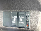 【両側パワースライドドア】スマートキーや運転席のスイッチで後席両側スライドドアの開閉が可能♪電動だから力を入れてドアを開ける必要が無く、小さなお子様でも簡単に開け閉めでき快適です♪