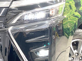 【LEDヘッドライト】悪天候や夜間走行時も良好な視界を確保し安心して運転できる高輝度LEDヘッドライトを装備!点灯速度が早く、消費電力も抑えられています。