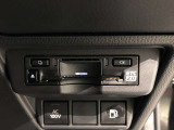 【ETC2.0装着車】カーナビと連携させることで全国の「ITSスポット」と双方向通信し渋滞を回避するルートを案内します。情報配信を受けるたびに最速のルートを再検索。料金所もストレスなく通過できます。