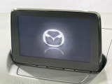 【マツダコネクト】車内の雰囲気にマッチした大型のディスプレイ。スマホ接続でのナビ使用やBluetooth再生等、様々な機能が楽しめます。直感的なダイヤル操作が可能で、使い勝手も良好です。