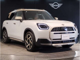 MINIのフロントグリルのデザインはイギリスで生まれた当初から、シルバーのサイドバーが折り重なった伝統的なデザインで御座います。その伝統はBMWのお車になってからでも少しずつ形を変えて守られております