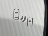 【ブラインドスポットモニター】走行中、ドアミラーの死角になりやすい箇所に後続車が接近するとサイドミラーのレンズに警告を表示!ドライバーに注意喚起をしてくれます。