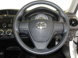 快適な操作性の運転席です。ハンドルも綺麗に清掃済みです。