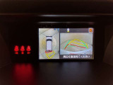 パノラミックビューモニター付きです。車両を上から見たような映像をディスプレイオーディオ画面に表示。運転席からの目視だけでは見にくい、車両周辺の状況をリアルタイムでしっかり確認できます。