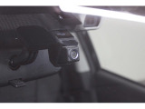 万一の事態もしっかり記録!小型フロントカメラ採用のドライブレコーダーを装備しています。