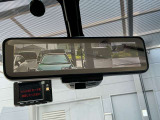 スマートルームミラーは、車両後方に設置されたカメラの映像を、ルームミラーに映し出すことで、死角をなくし、安全性を向上させることができます。また、夜間や雨天時でも、クリアな映像を映し出すことができます。