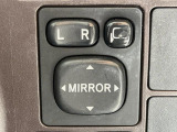 【電動格納ミラー】サイドミラーは電動格納式となっており、狭い駐車場でもキズがつくリスクを抑えられます。