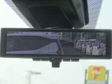 【スマートルームミラー】後席の大きな荷物や同乗者で後方が確認しづらい時でも安心!カメラが撮影した車両後方の映像をルームミラー内に表示。クリアな視界で状況の確認が可能です!