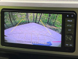 【バックカメラ】駐車時に後方がリアルタイム映像で確認できます。大型商業施設や立体駐車場での駐車時や、夜間のバック時に大活躍!運転スキルに関わらず、今や必須となった装備のひとつです!