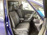 フロント広々、セパレートシートの運転席は、ハイトアジャスターが付いているので、快適にドライブができます。ハンドルはテレスコピック機能で、ハンドル位置を上・下・手前・奥に調節できます。