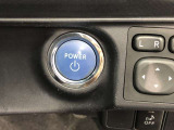 エンジンスタートスイッチです。キーが車内にあれば、エンジンの始動や停止はスイッチを押すだけ!キーを取り出す手間を省き、ワンプッシュで操作できるので簡単でスムーズです。