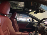解放感を感じることができるパノラマルーフ。日差しをとり込み車内空間を明るくします。