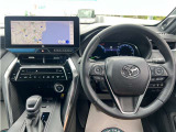 スタイリッシュなデザインのインパネ。各操作スイッチは使いやすい位置に配置されてます。