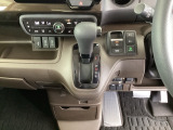 足元スッキリ、インパネシフトです。パーキングブレーキは電子制御パーキングブレーキタイプなので、運転席と助手席の間がスッキリしています。