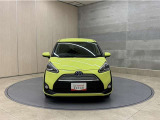 お車購入のポイントとなるフロントマスクです!シャープな目つきが印象的なデザインのヘッドランプです。