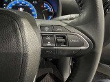 ステアリングスイッチ付きで、運転中に視線を前に向けたまま操作できます。