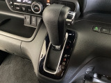 CVT車のセレクトレバーです。低速から高速まで、変速ショックのないスムーズな走りを実現するとともに、エンジン効率のよい領域を維持することで燃費にも貢献します。