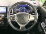 インテリアに合わせたデザインのステアリングは、運転される方のことも考え、運転しやすい形状、大きさです。是非一度、実際に触ってお確かめください。