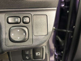 電動格納式ドアミラー付き。駐車場へ停めた時に、ボタン一つで左右のドアミラーをたたむ事ができます。
