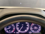 【アクティブ・ドライビング・ディスプレイ】フロントガラスにルートや車速などの情報を表示し、ドライバーの視線移動と、焦点調整の 時間をさらに短縮する事で、わき見のリスクを低減し ます。