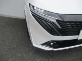 『LEDヘッドライト』通常のハロゲンライトに対して発光部分の発熱を抑えることで省電力につながる技術です。デザイン性も自由度が高いため、今後クルマのヘッドライトはLEDが主流になります☆