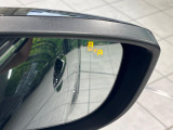 【ブラインドスポットモニタリング】走行中、ドアミラーの死角になりやすい箇所に後続車が接近するとサイドミラー付近に警告を表示、ドライバーに注意喚起をしてくれます。