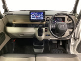 車内は光触媒抗菌消臭施工済です。スタイリッシュなデザインで暖かみのあるインパネ周りを演出します。グローブボックスやカップホルダーのほかにトレーなどたくさんの収納スペースが装備されています。