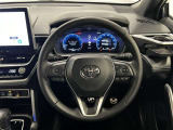 3本スポークステアリング!ステアリングスイッチ付!音量調整やメーター内インフォメーションの操作、全車速追従機能レーダークルーズコントロールの操作などが可能!