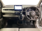 車内は光触媒抗菌消臭施工済です。スタイリッシュなデザインで暖かみのあるインパネ周りを演出します。グローブボックスやカップホルダーのほかにトレーなどたくさんの収納スペースが装備されています。