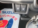 シートヒーターはフロント左右に装着してます。フロントシートの間に装備してます。スイッチを入れて1分くらいで暖まります。これからの寒い季節には嬉しい装備です。血行促進、腰痛予防にもお役に立てる装備です。