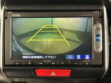 リバースギアに入れるだけで後方の表示へ切り替わります。夜間や雨の日の駐車も楽になりますよ。