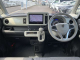 シンプルながら機能性溢れる運転席廻りです。視界性もよく、運転しやすいですよ。